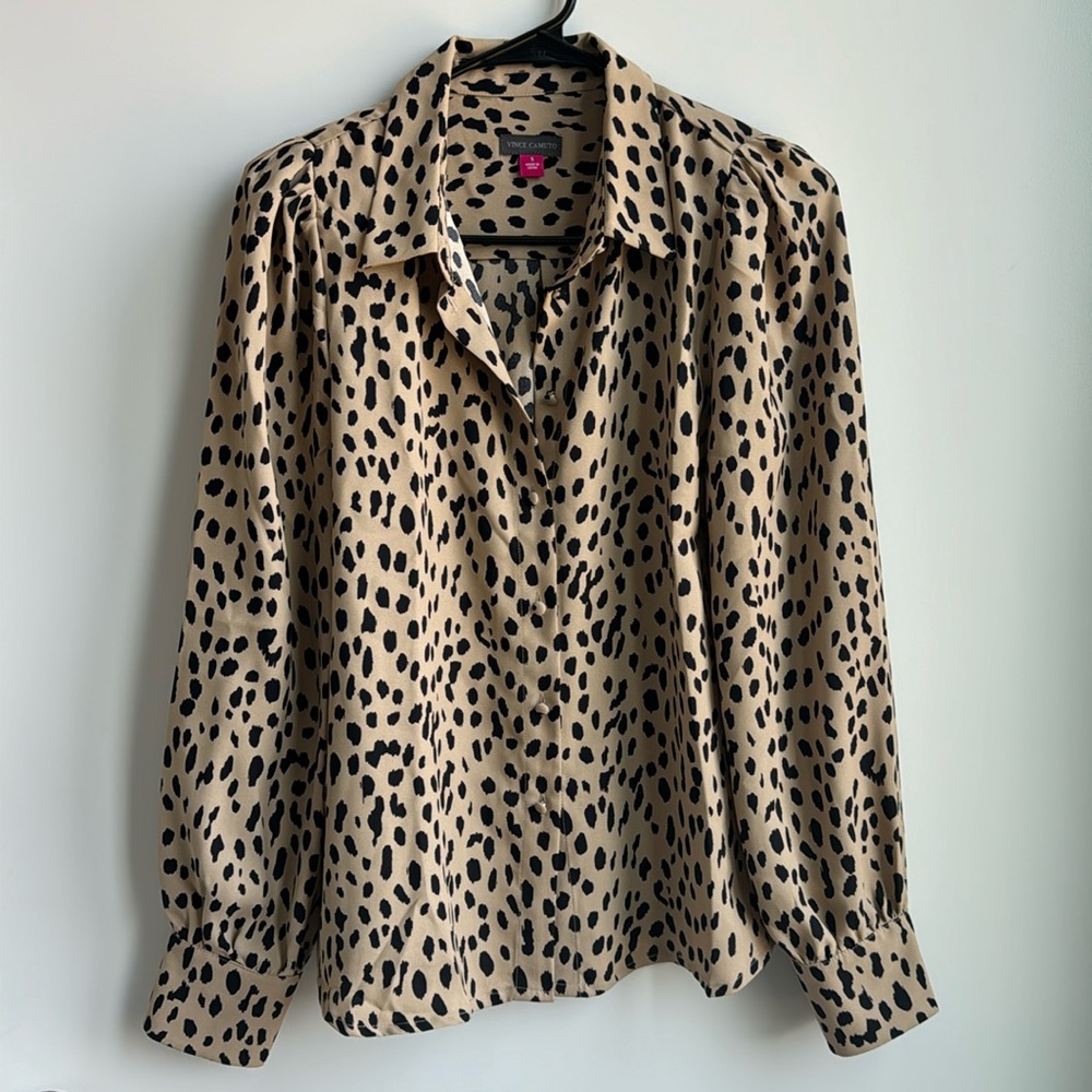 NWOT Vince Camuto
Abstract Animal Print Long Sleeve Blouse